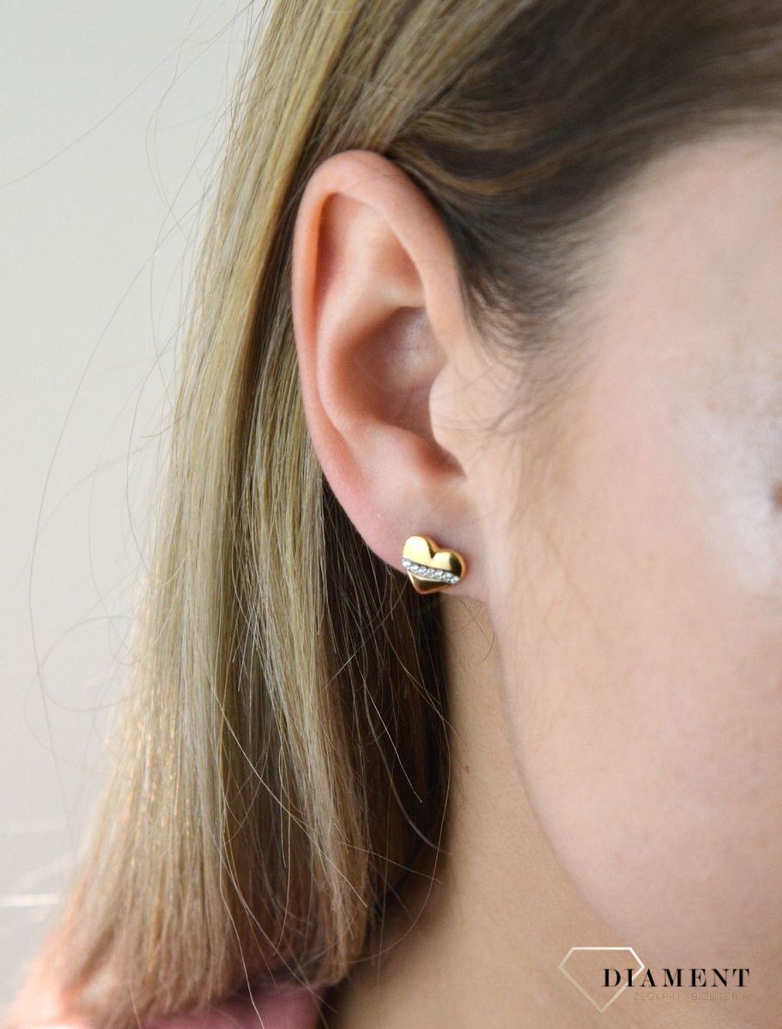 Złote kolczyki 585 serduszka z pasmem cyrkonii DIA-KLC-7783-375.  Kolczyki pięknie sprawdzą się jako prezent i staną się pamiątką na długie lata. Kolczyki zostały wykonane z złota próba 585. Szerokość kolczyków wynosi 0,9 cm..jpg