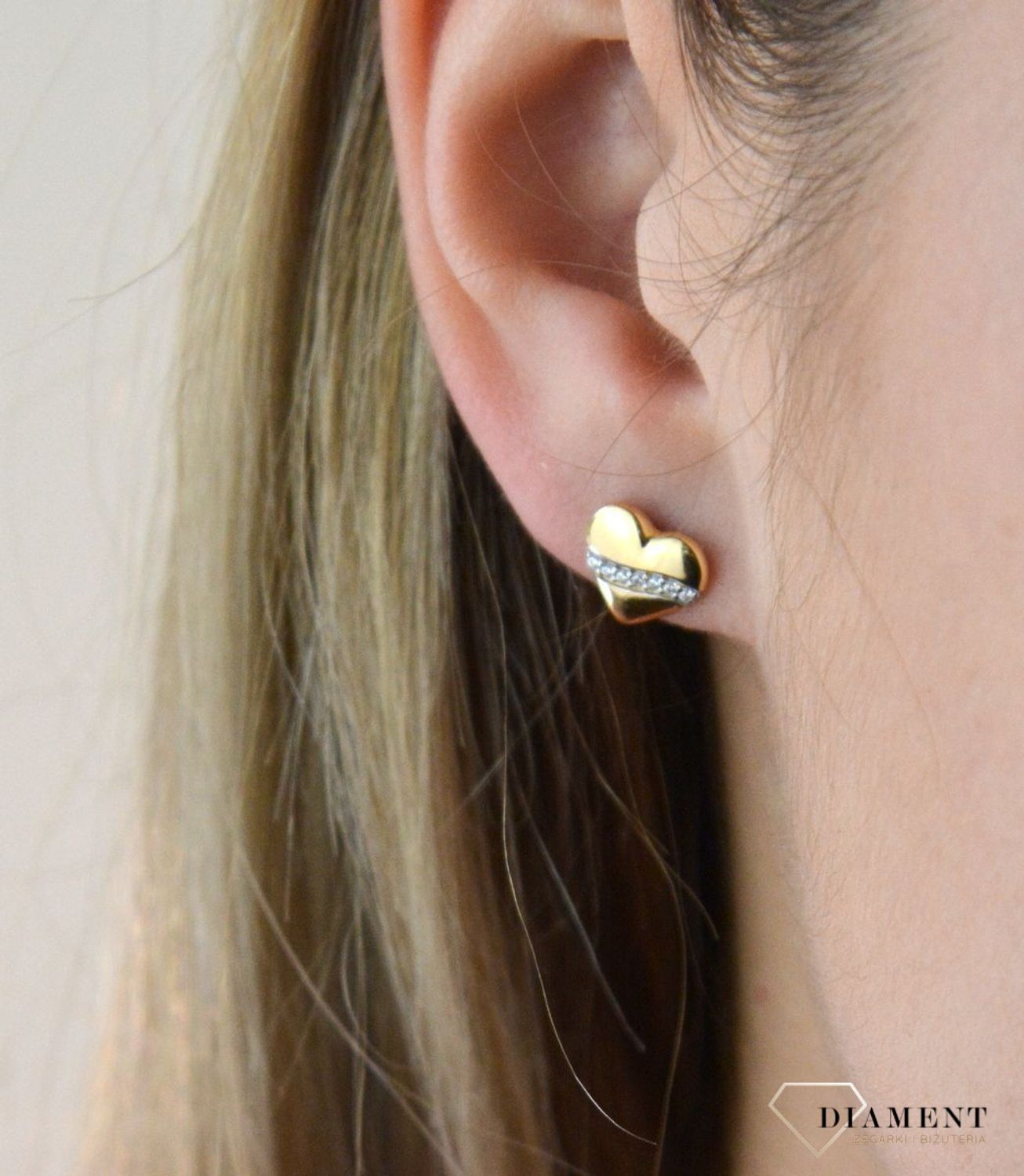 Złote kolczyki 585 serduszka z pasmem cyrkonii DIA-KLC-7783-375.  Kolczyki pięknie sprawdzą się jako prezent i staną się pamiątką na długie lata. Kolczyki zostały wykonane z złota próba 585. Szerokość kolczyków wynosi 0,9 cm..jpg