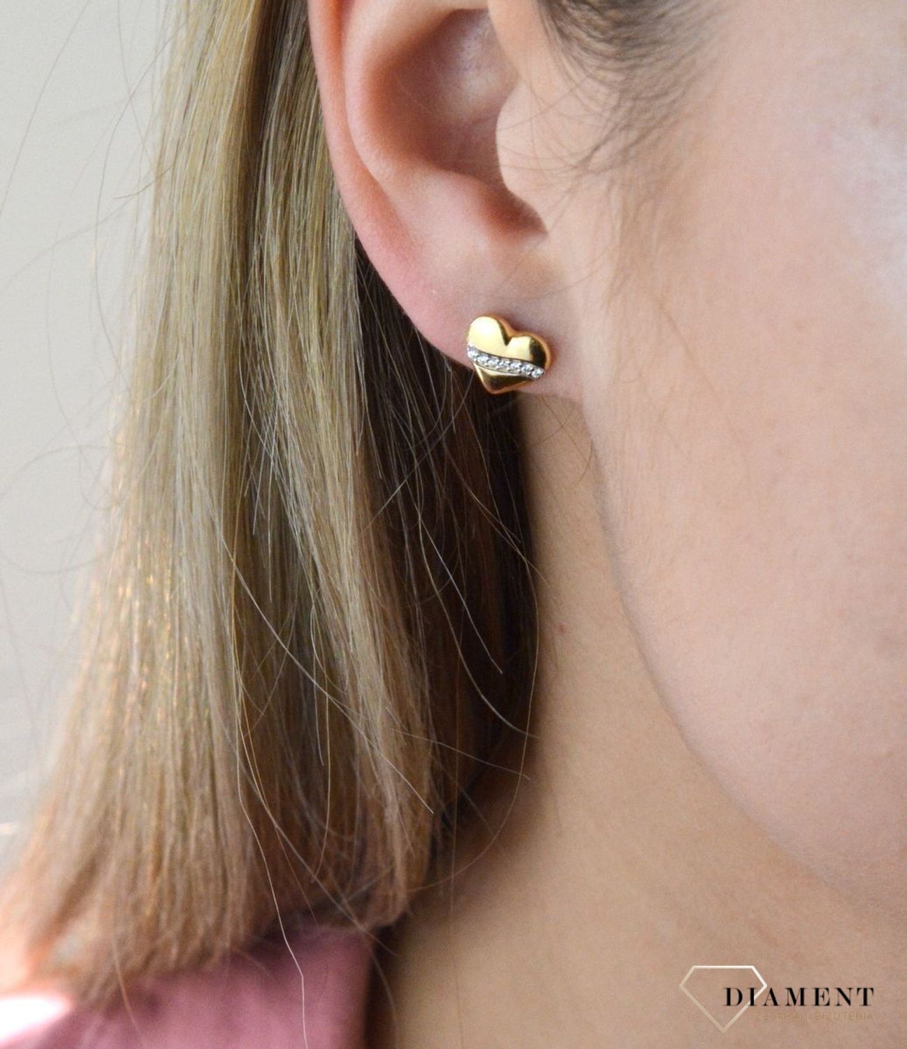 Złote kolczyki 585 serduszka z pasmem cyrkonii DIA-KLC-7783-375.  Kolczyki pięknie sprawdzą się jako prezent i staną się pamiątką na długie lata. Kolczyki zostały wykonane z złota próba 585. Szerokość kolczyków wynosi 0,9 cm..jpg