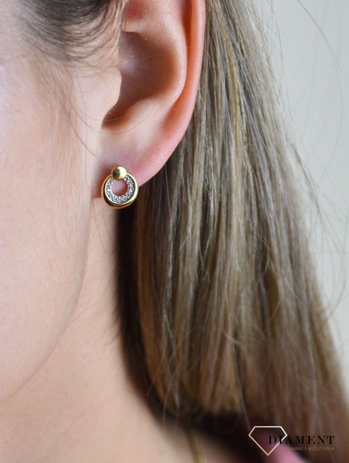 Złote kolczyki 375 okrągłe z cyrkoniami DIA-KLC-7784-375. Sprawdzą się jako prezent dla ukochanej kobiety, przez swój kształt i symbolikę która wskazuję miłość. Mogą również sprawić przyjemność córce, przyjaciółce lub mamie. W.jpg
