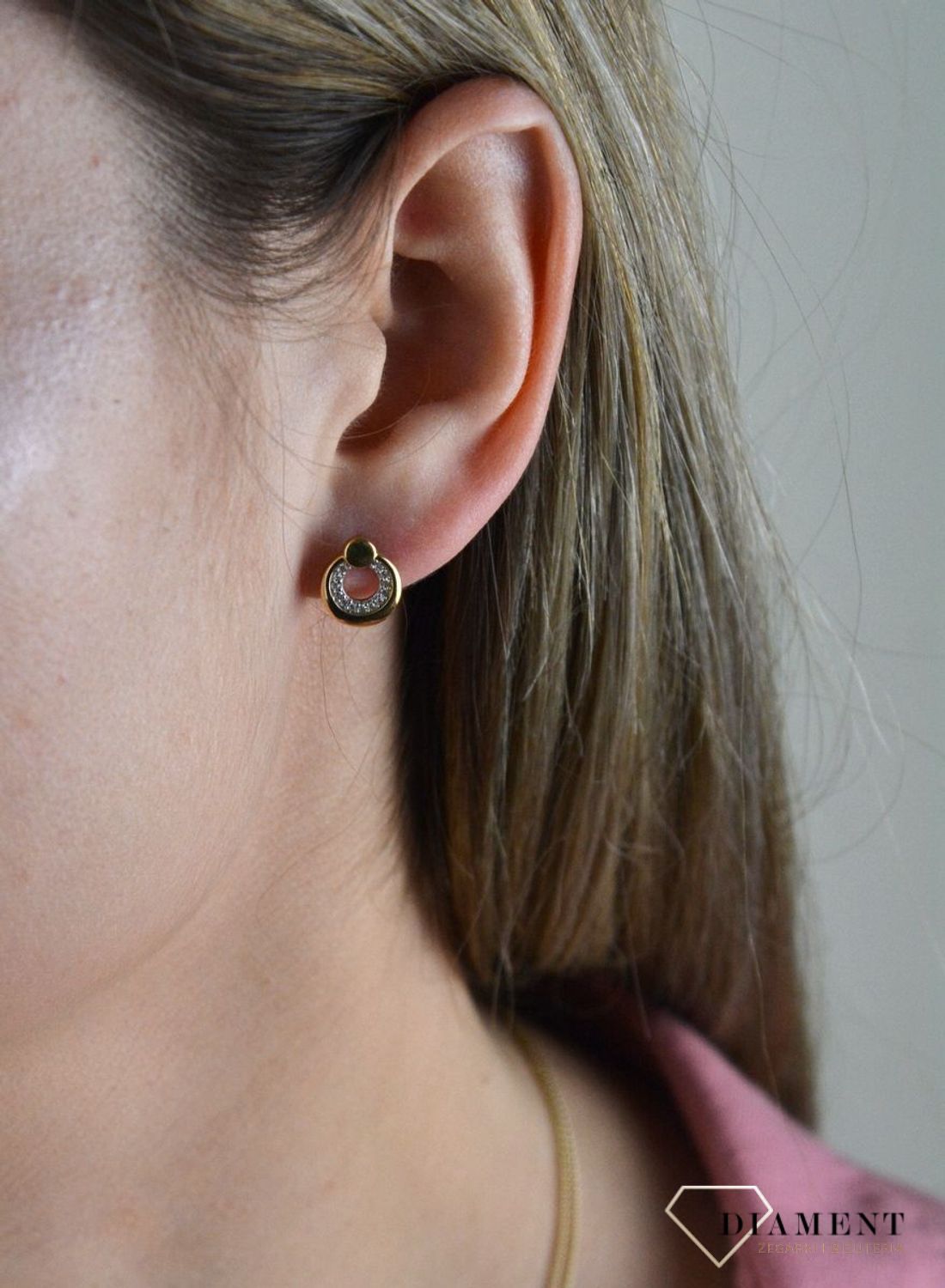 Złote kolczyki 375 okrągłe z cyrkoniami DIA-KLC-7784-375. Sprawdzą się jako prezent dla ukochanej kobiety, przez swój kształt i symbolikę która wskazuję miłość. Mogą również sprawić przyjemność córce, przyjaciółce lub mamie. W.jpg