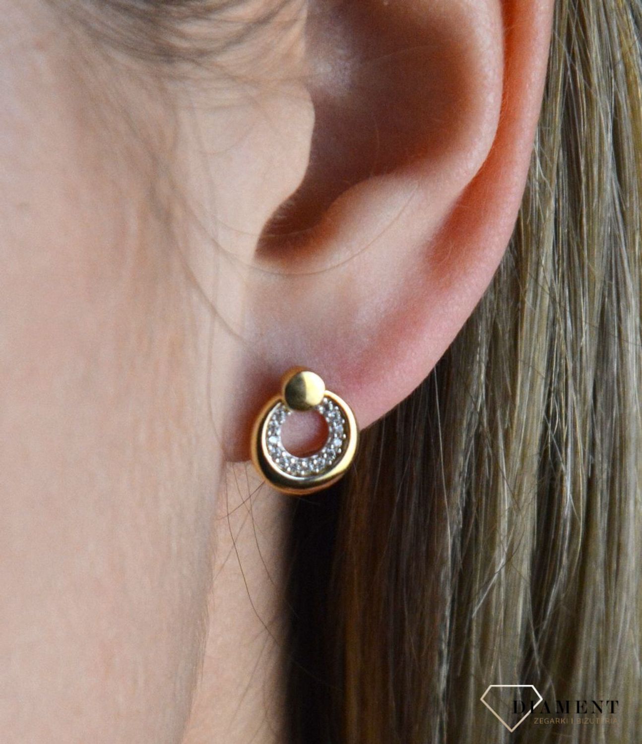 Złote kolczyki 375 okrągłe z cyrkoniami DIA-KLC-7784-375. Sprawdzą się jako prezent dla ukochanej kobiety, przez swój kształt i symbolikę która wskazuję miłość. Mogą również sprawić przyjemność córce, przyjaciółce lub mamie. W.jpg