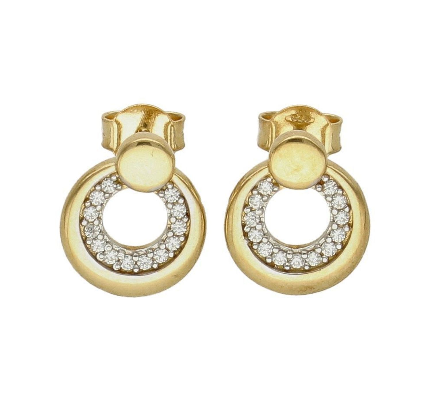 Złote kolczyki 375 okrągłe z cyrkoniami DIA-KLC-7784-375. Sprawdzą się jako prezent dla ukochanej kobiety, przez swój kształt i symbolikę która wskazuję miłość. Mogą również sprawić przyjemność córce, przyjaciółce lub mamie. W.jpg