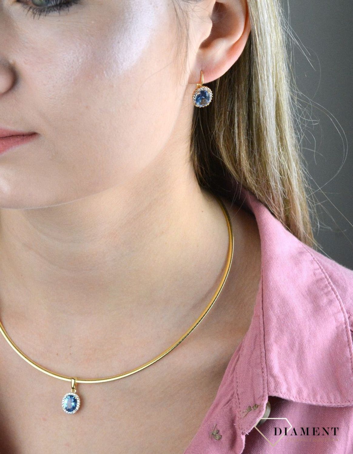 Złote kolczyki 375 z niebieskim oczkiem i cyrkonią DIA-KLC-7785-375. Kolczyki z wygodnym zapięciem bigiel angielski- bardzo wygodne i klasyczne zapięcie. Kolczyki można połączyć z pozostała biżuterią i stworzyć modne sety..jpg