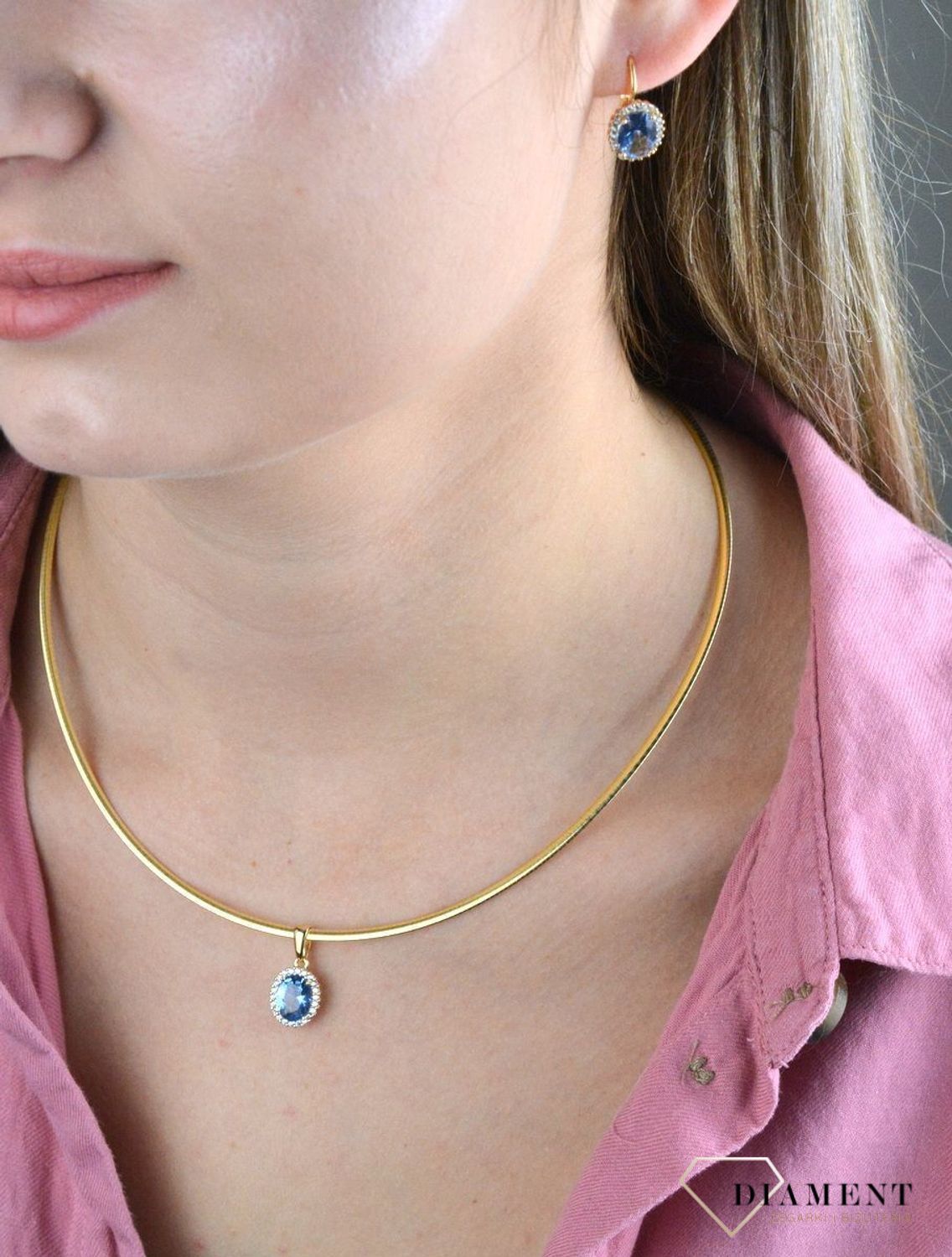 Złote kolczyki 375 z niebieskim oczkiem i cyrkonią DIA-KLC-7785-375. Kolczyki z wygodnym zapięciem bigiel angielski- bardzo wygodne i klasyczne zapięcie. Kolczyki można połączyć z pozostała biżuterią i stworzyć modne sety..jpg