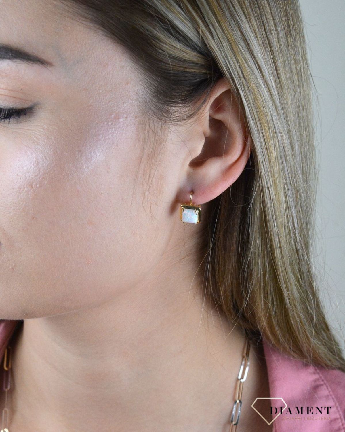 Złote kolczyki 585 wiszące z opalem DIA-KLC-7827-585. Kolczyki można połączyć z pozostała biżuterią i stworzyć modne sety. Kolczyki zostały ozdobione kwarcem dymnym. Długość kolczyków 1,5 cm.jpg