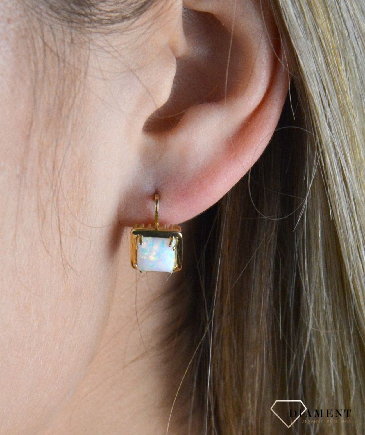 Złote kolczyki 585 wiszące z opalem DIA-KLC-7827-585. Kolczyki można połączyć z pozostała biżuterią i stworzyć modne sety. Kolczyki zostały ozdobione kwarcem dymnym. Długość kolczyków 1,5 cm.jpg
