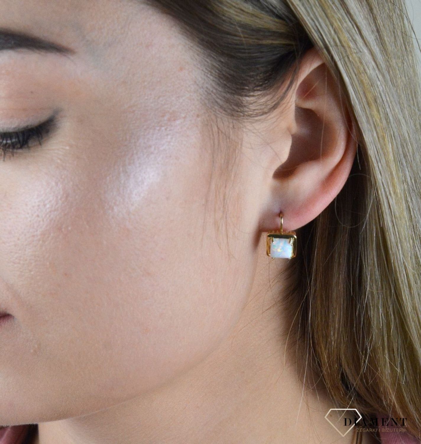 Złote kolczyki 585 wiszące z opalem DIA-KLC-7827-585. Kolczyki można połączyć z pozostała biżuterią i stworzyć modne sety. Kolczyki zostały ozdobione kwarcem dymnym. Długość kolczyków 1,5 cm.jpg