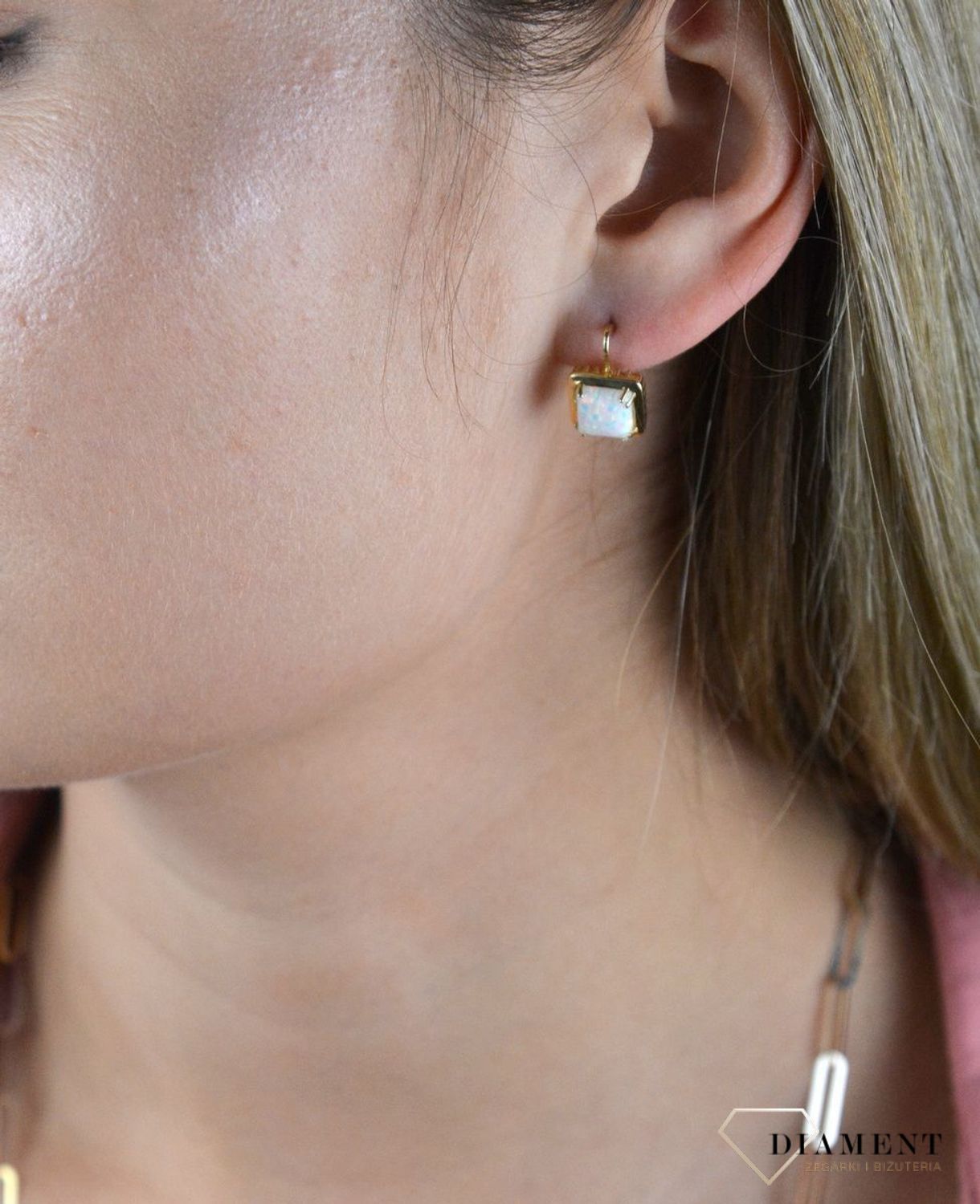 Złote kolczyki 585 wiszące z opalem DIA-KLC-7827-585. Kolczyki można połączyć z pozostała biżuterią i stworzyć modne sety. Kolczyki zostały ozdobione kwarcem dymnym. Długość kolczyków 1,5 cm.jpg