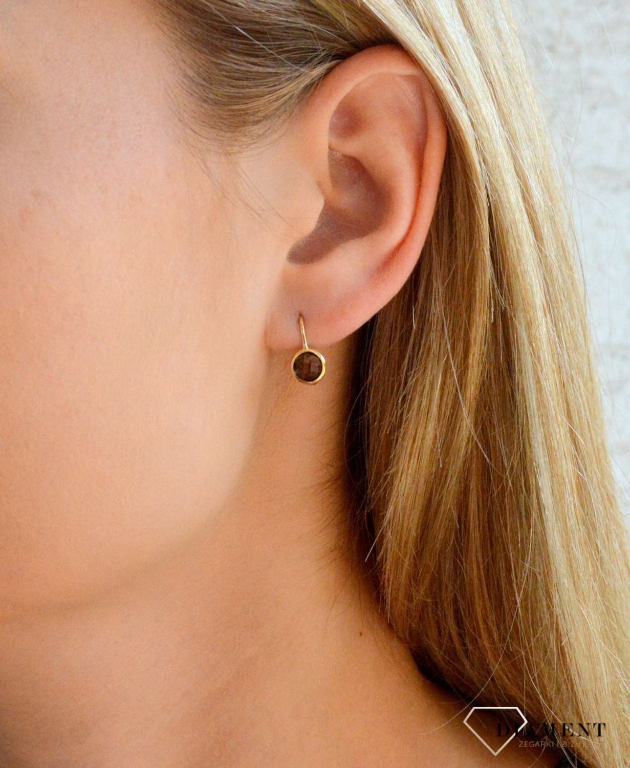 Złote kolczyki 585 wiszące z kwarcem dymnym DIA-KLC-7828-585.  Kolczyki można połączyć z pozostała biżuterią i stworzyć modne sety. Kolczyki zostały ozdobione kwarcem dymnym. Długość kolczyków 1,5 cm..jpg