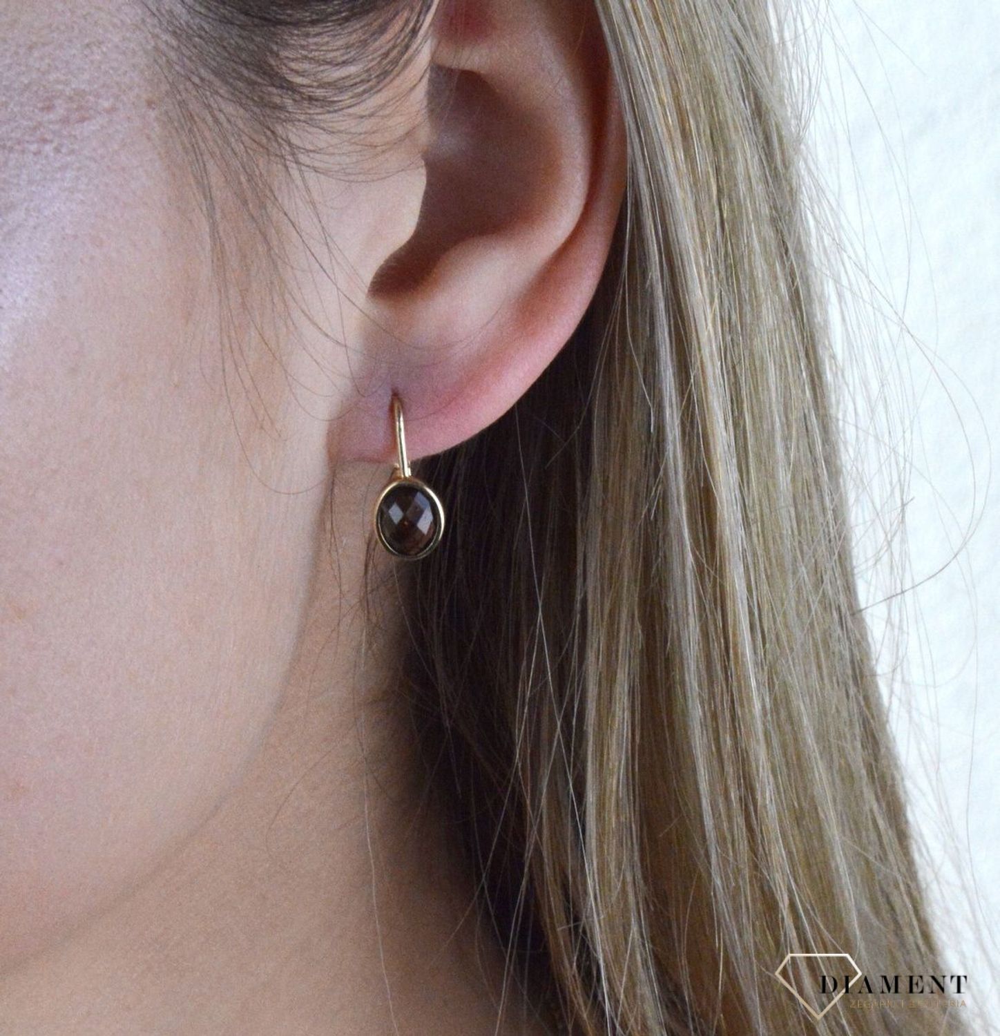 Złote kolczyki 585 z kwarcem dymnym DIA-KLC-7829-585.  Kolczyki można połączyć z pozostała biżuterią i stworzyć modne sety. Kolczyki zostały ozdobione kamieniem naturalnym -kwarcem dymnym. Długość kolczyków 1,7 cm..jpg