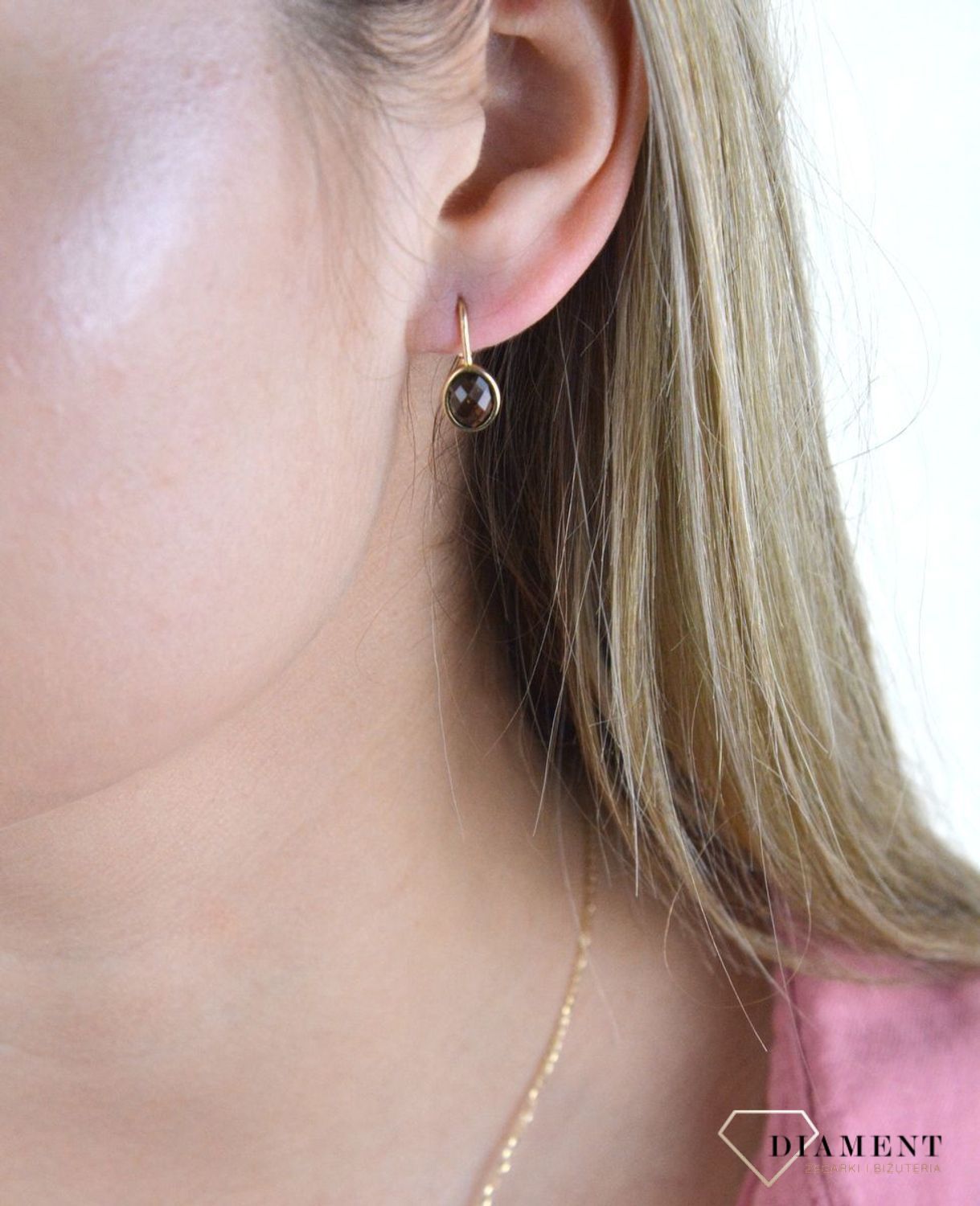 Złote kolczyki 585 z kwarcem dymnym DIA-KLC-7829-585.  Kolczyki można połączyć z pozostała biżuterią i stworzyć modne sety. Kolczyki zostały ozdobione kamieniem naturalnym -kwarcem dymnym. Długość kolczyków 1,7 cm..jpg