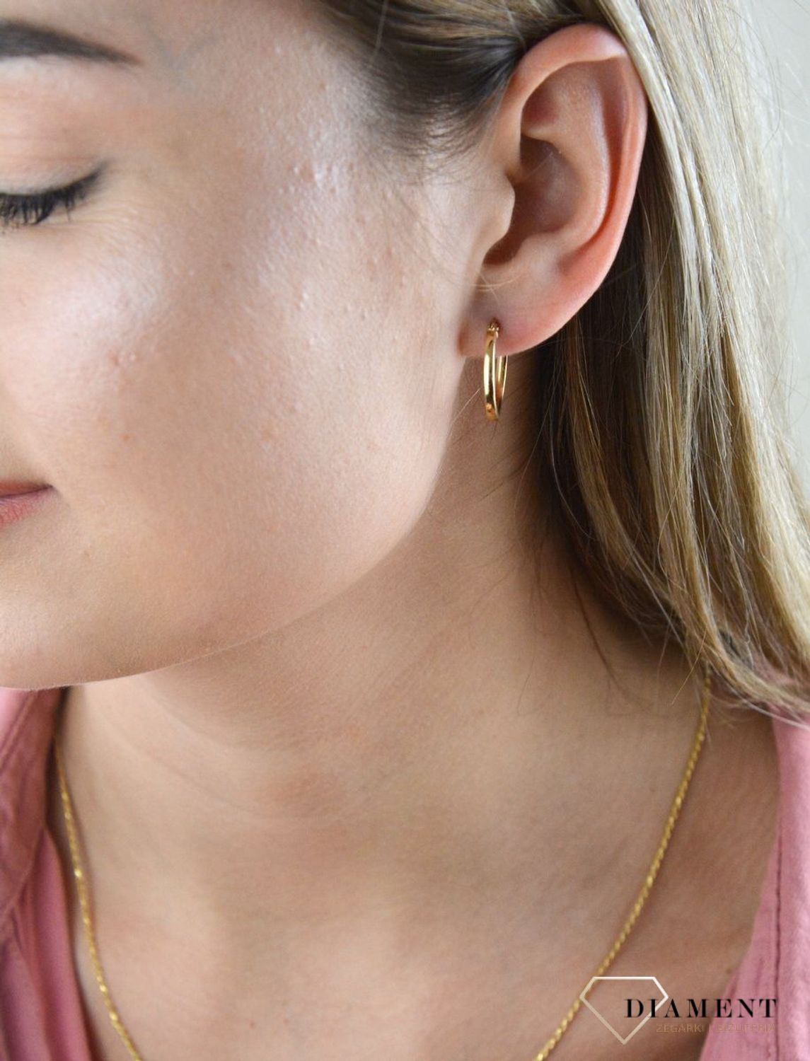 Złote kolczyki 585 kółeczka gładkie DIA-KLC-7830-585.  Piękne i kobiece kolczyki idealnie podkreślą subtelny urok minimalistycznych stylizacji. Doskonałe na prezent. Kolczyki kółeczka gładkie dod.jpg