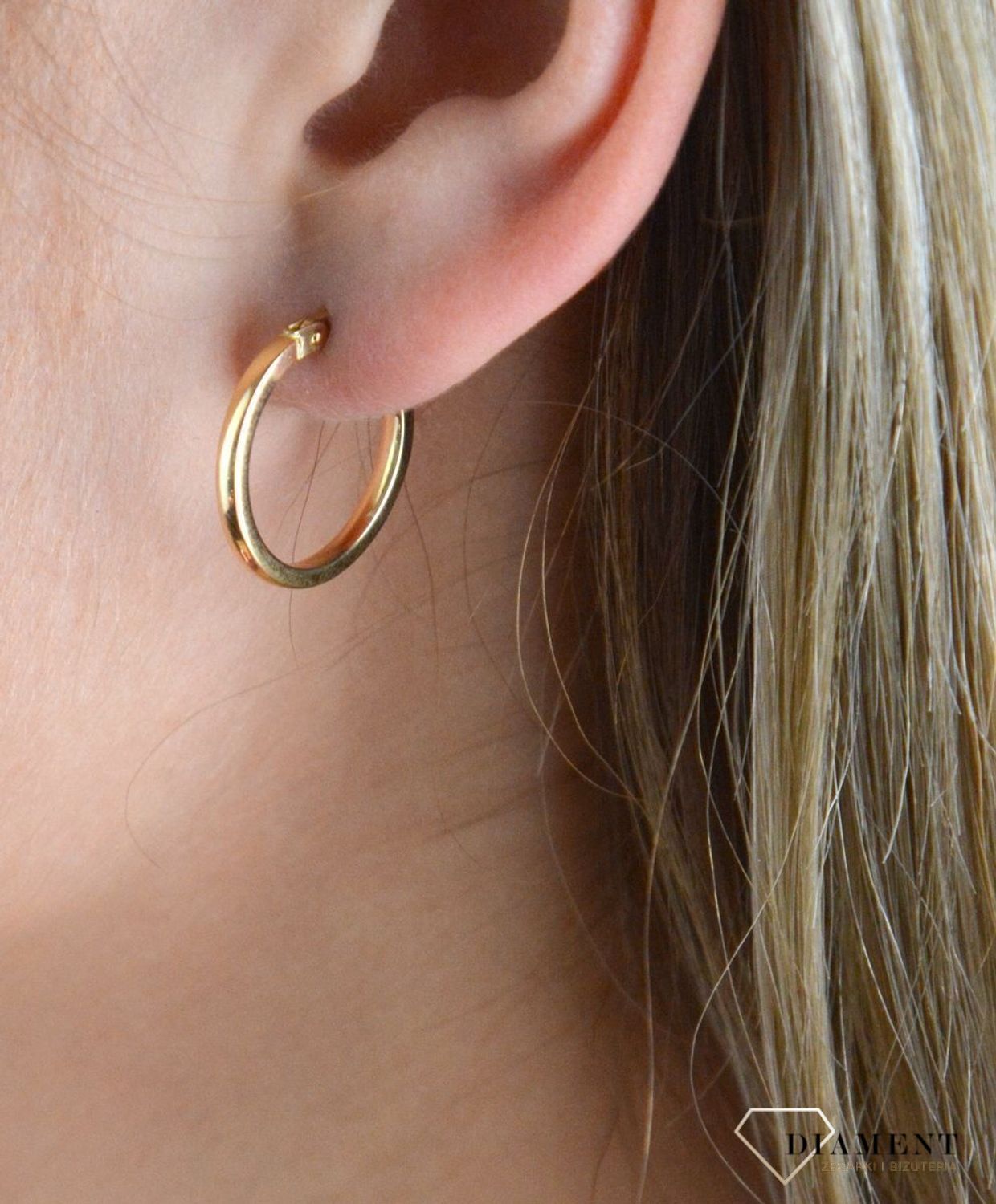Złote kolczyki 585 kółeczka gładkie DIA-KLC-7830-585.  Piękne i kobiece kolczyki idealnie podkreślą subtelny urok minimalistycznych stylizacji. Doskonałe na prezent. Kolczyki kółeczka gładkie dod.jpg