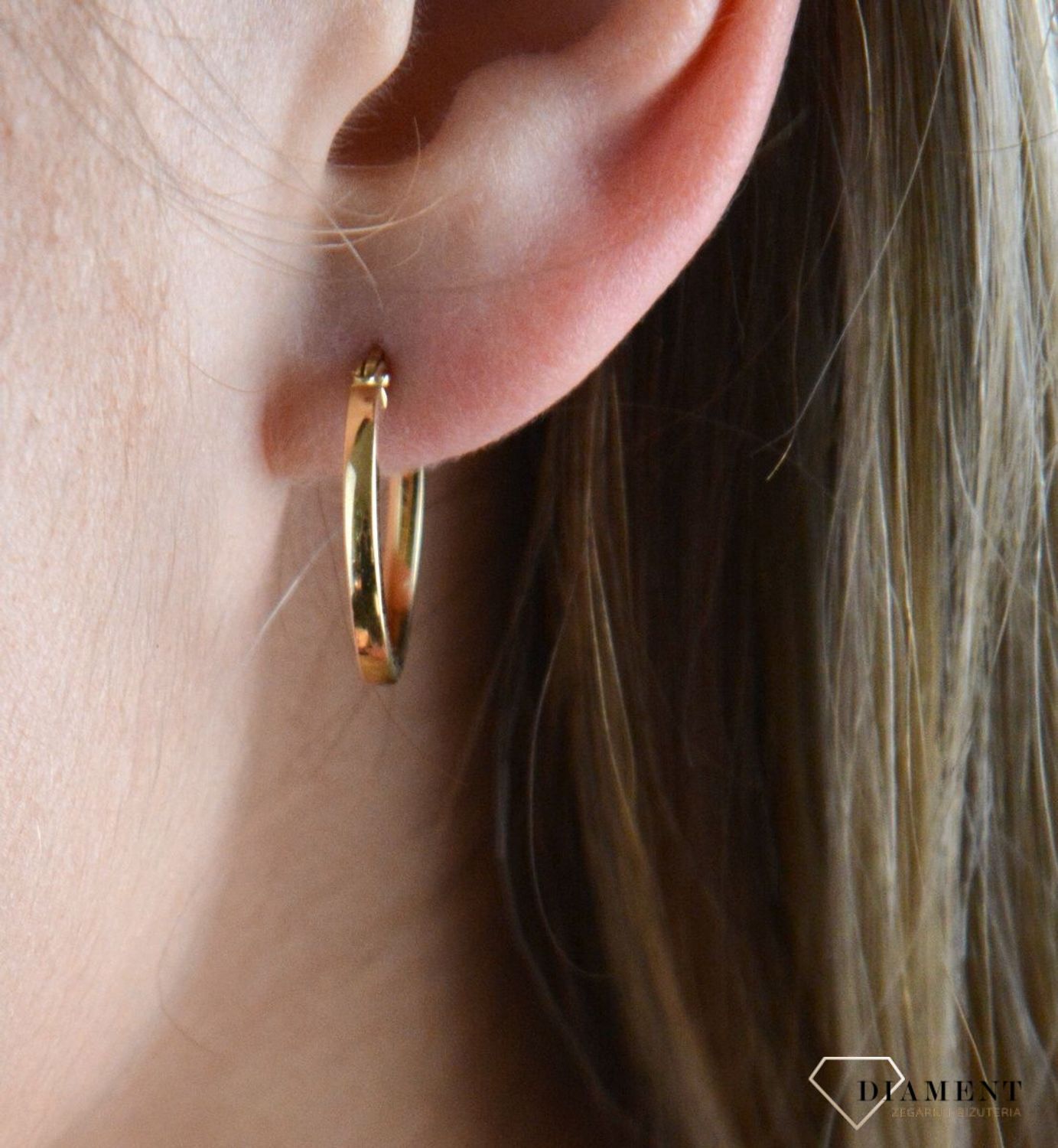 Złote kolczyki 585 kółeczka gładkie DIA-KLC-7830-585.  Piękne i kobiece kolczyki idealnie podkreślą subtelny urok minimalistycznych stylizacji. Doskonałe na prezent. Kolczyki kółeczka gładkie dod.jpg