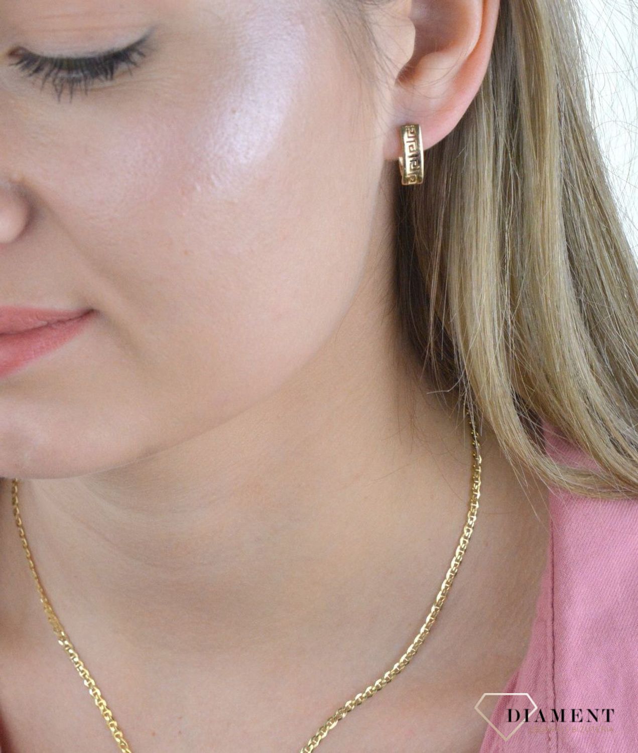 Złote kolczyki damskie z greckim wzorem DIA-KLC-7834-585. Kolczyki można połączyć z pozostała biżuterią i stworzyć modne sety.  Długość kolczyków 0,5 cm. Cudowne, błyszczące idealnie wykończone złote kolczyki. Kolczyki z wygod.jpg