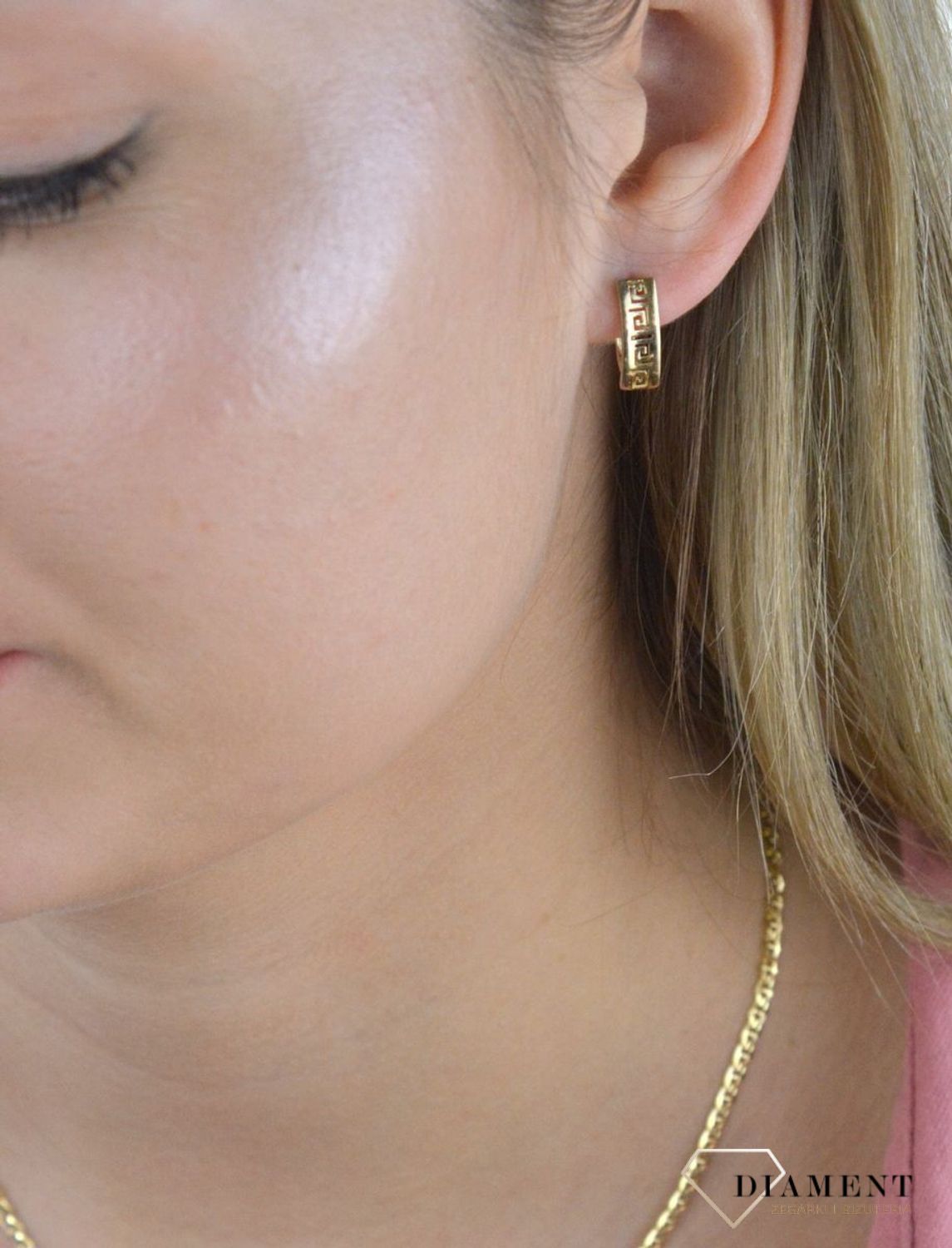 Złote kolczyki damskie z greckim wzorem DIA-KLC-7834-585. Kolczyki można połączyć z pozostała biżuterią i stworzyć modne sety.  Długość kolczyków 0,5 cm. Cudowne, błyszczące idealnie wykończone złote kolczyki. Kolczyki z wygod.jpg