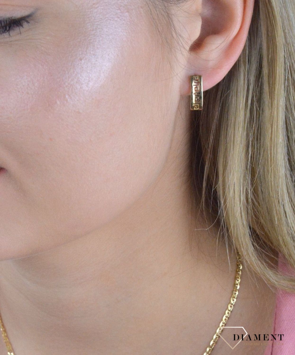 Złote kolczyki damskie z greckim wzorem DIA-KLC-7834-585. Kolczyki można połączyć z pozostała biżuterią i stworzyć modne sety.  Długość kolczyków 0,5 cm. Cudowne, błyszczące idealnie wykończone złote kolczyki. Kolczyki z wygod.jpg