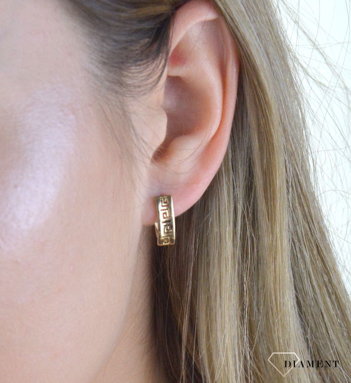 Złote kolczyki damskie z greckim wzorem DIA-KLC-7834-585. Kolczyki można połączyć z pozostała biżuterią i stworzyć modne sety.  Długość kolczyków 0,5 cm. Cudowne, błyszczące idealnie wykończone złote kolczyki. Kolczyki z wygod.jpg