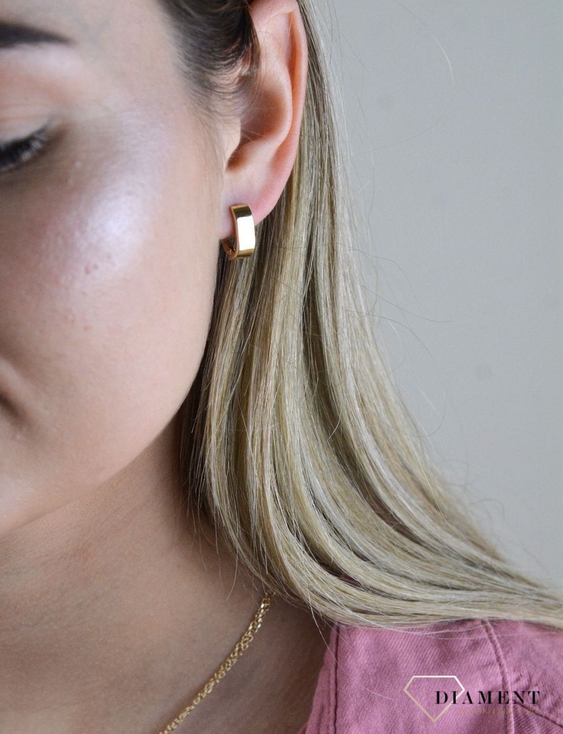 Złote kolczyki 585 gładkie proste DIA-KLC-7835-585. Kolczyki z wygodnym zapięciem angielskim- bardzo wygodne i klasyczne zapięcie. Kolczyki można połączyć z pozostała biżuterią i stworzyć modne sety.  Długość kolczyków 1,5 cm..jpg