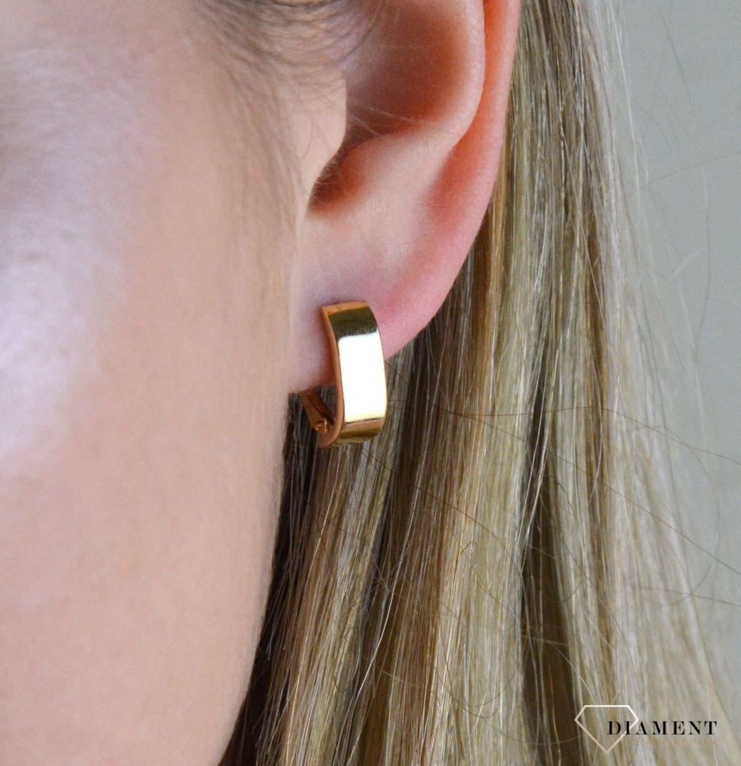 Złote kolczyki 585 gładkie proste DIA-KLC-7835-585. Kolczyki z wygodnym zapięciem angielskim- bardzo wygodne i klasyczne zapięcie. Kolczyki można połączyć z pozostała biżuterią i stworzyć modne sety.  Długość kolczyków 1,5 cm..jpg