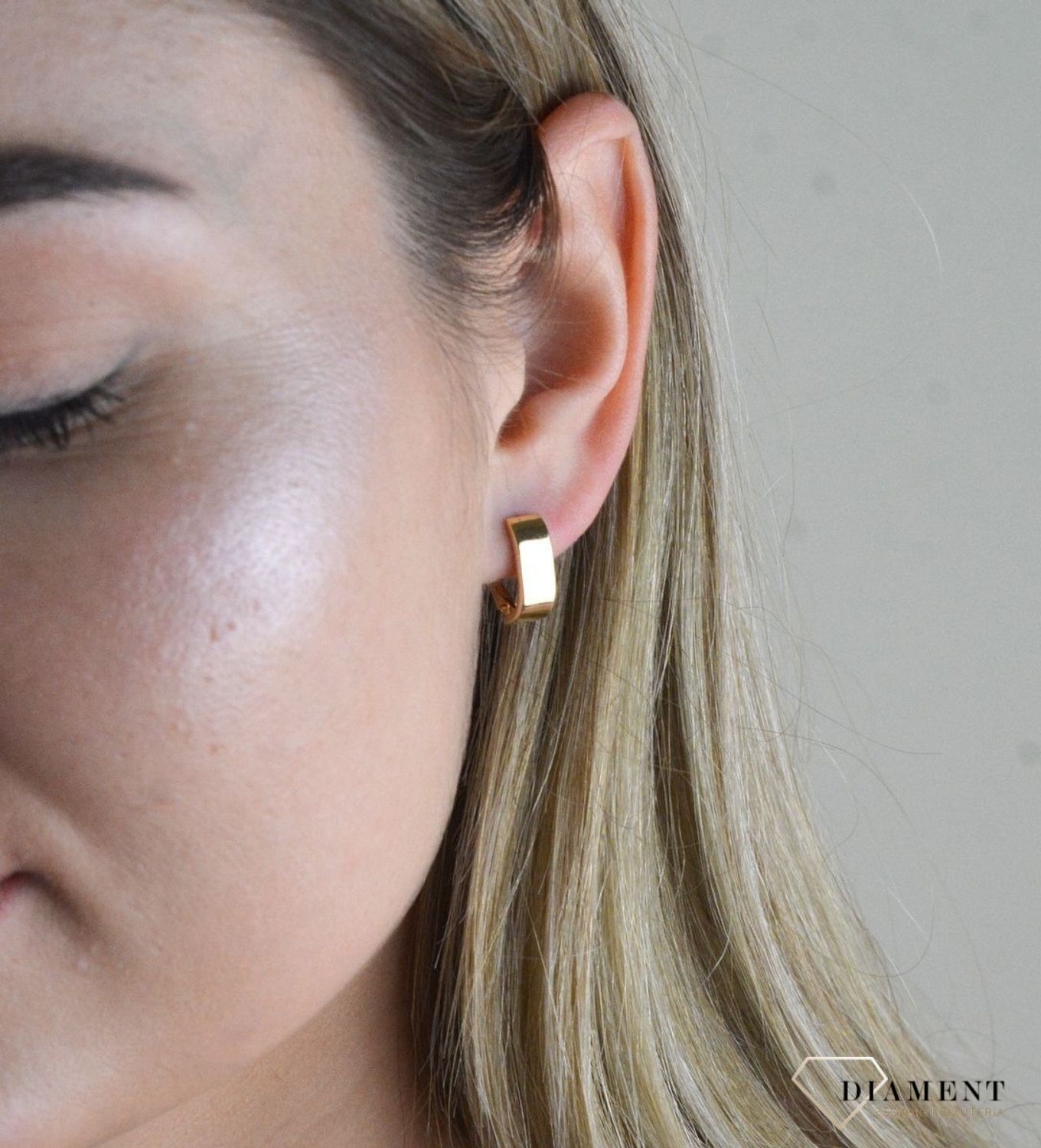 Złote kolczyki 585 gładkie proste DIA-KLC-7835-585. Kolczyki z wygodnym zapięciem angielskim- bardzo wygodne i klasyczne zapięcie. Kolczyki można połączyć z pozostała biżuterią i stworzyć modne sety.  Długość kolczyków 1,5 cm..jpg