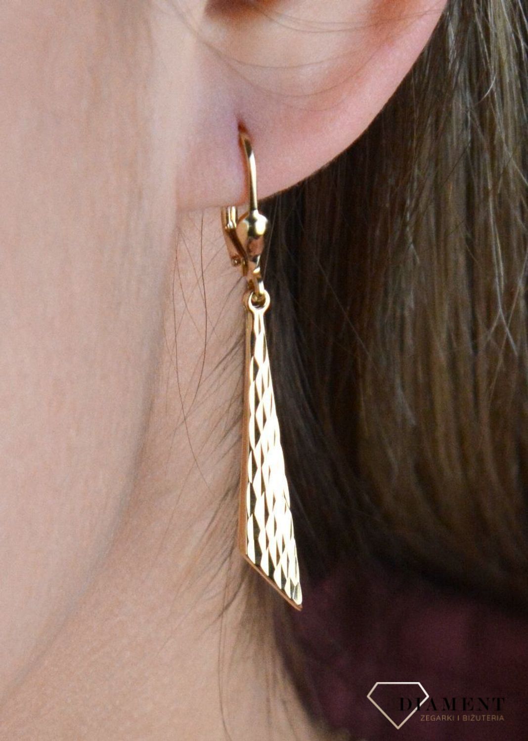 Złote kolczyki 375 wiszące długie z grawerowaniem DIA-KLC-7836-585. Delikatna forma, najwyższej jakości złota to idealne uzupełnienie eleganckich stylizacji. Cudowne, błyszczące idealnie wykończone złote kolczyki. Kolczyki z w.jpg