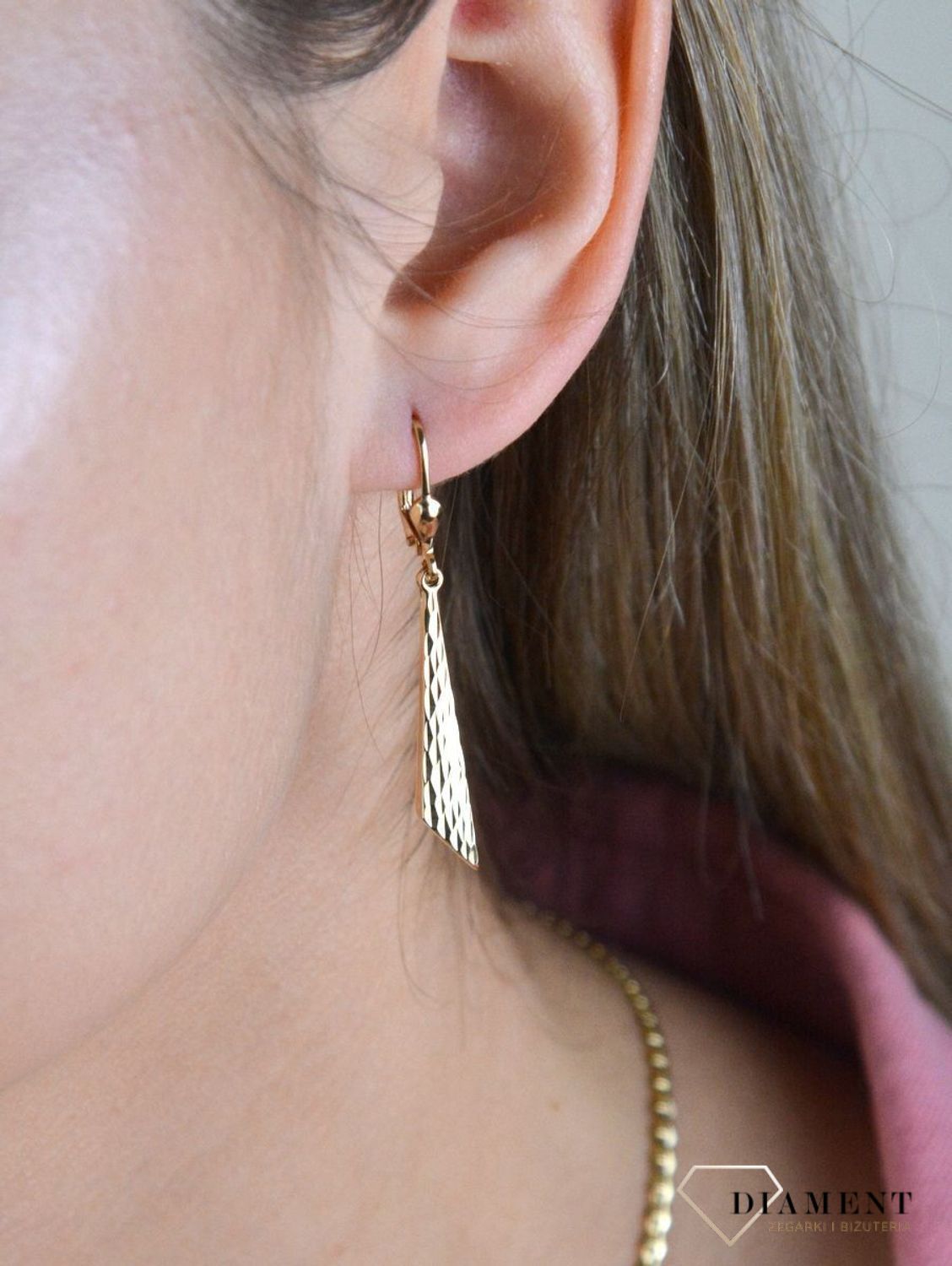 Złote kolczyki 375 wiszące długie z grawerowaniem DIA-KLC-7836-585. Delikatna forma, najwyższej jakości złota to idealne uzupełnienie eleganckich stylizacji. Cudowne, błyszczące idealnie wykończone złote kolczyki. Kolczyki z w.jpg