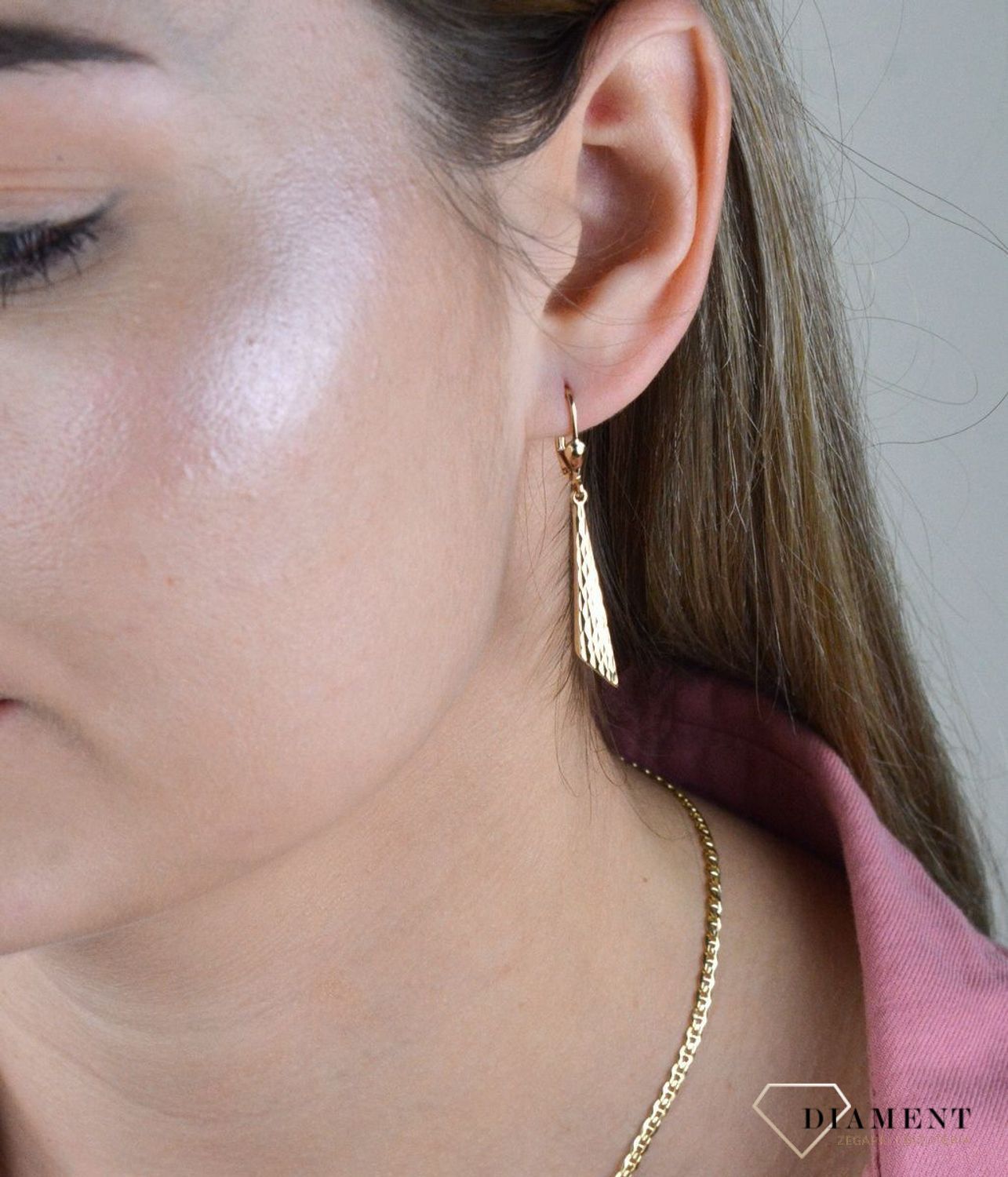 Złote kolczyki 375 wiszące długie z grawerowaniem DIA-KLC-7836-585. Delikatna forma, najwyższej jakości złota to idealne uzupełnienie eleganckich stylizacji. Cudowne, błyszczące idealnie wykończone złote kolczyki. Kolczyki z w.jpg