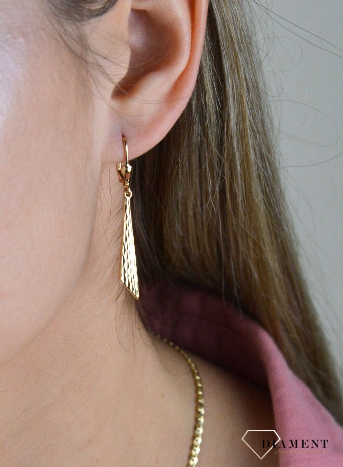 Złote kolczyki 375 wiszące długie z grawerowaniem DIA-KLC-7836-585. Delikatna forma, najwyższej jakości złota to idealne uzupełnienie eleganckich stylizacji. Cudowne, błyszczące idealnie wykończone złote kolczyki. Kolczyki z w.jpg