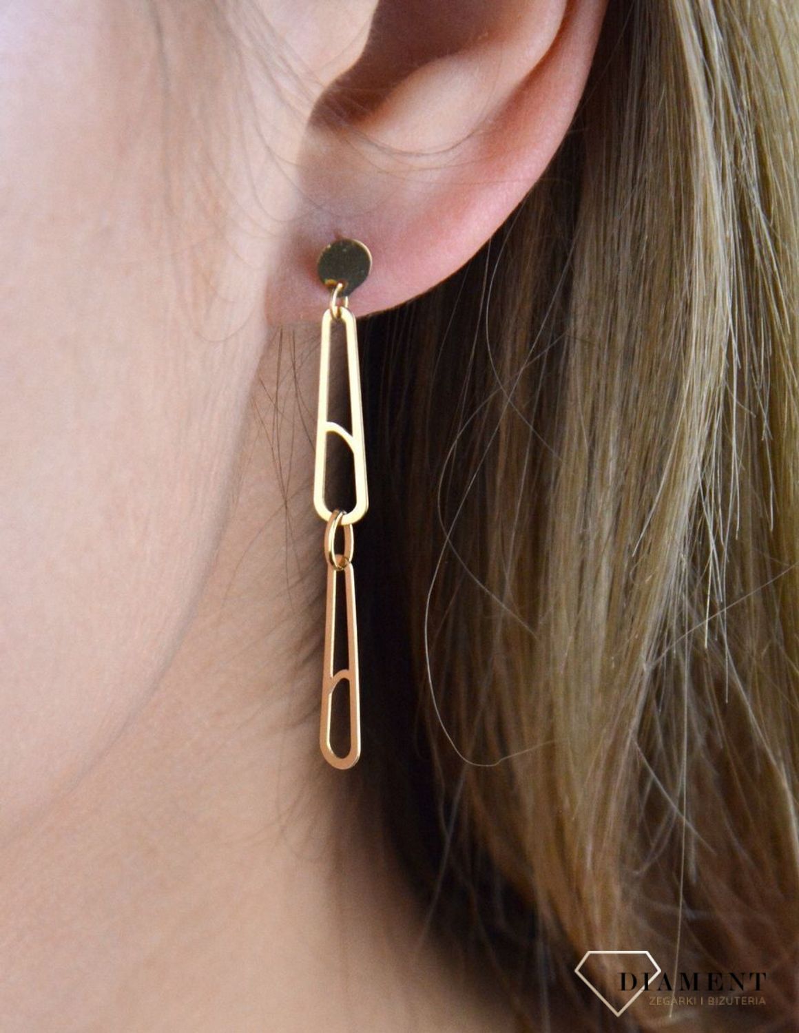 Złote kolczyki 375 wiszące podłużne oczka DIA-KLC-7837-585.  Piękne i kobiece kolczyki idealnie ozdobią każdą stylizację. Doskonałe na prezent. Kolczyki mają wagę około 1,44 gram. Wygodne i bezpieczne zapięcie sztyft.jpg