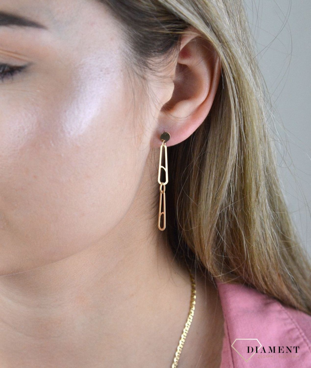 Złote kolczyki 375 wiszące podłużne oczka DIA-KLC-7837-585.  Piękne i kobiece kolczyki idealnie ozdobią każdą stylizację. Doskonałe na prezent. Kolczyki mają wagę około 1,44 gram. Wygodne i bezpieczne zapięcie sztyft.jpg
