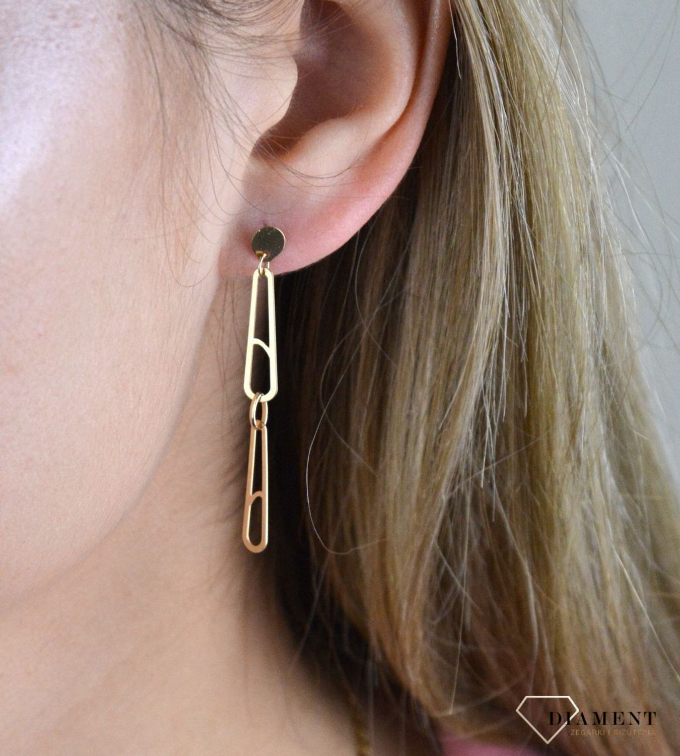 Złote kolczyki 375 wiszące podłużne oczka DIA-KLC-7837-585.  Piękne i kobiece kolczyki idealnie ozdobią każdą stylizację. Doskonałe na prezent. Kolczyki mają wagę około 1,44 gram. Wygodne i bezpieczne zapięcie sztyft.jpg