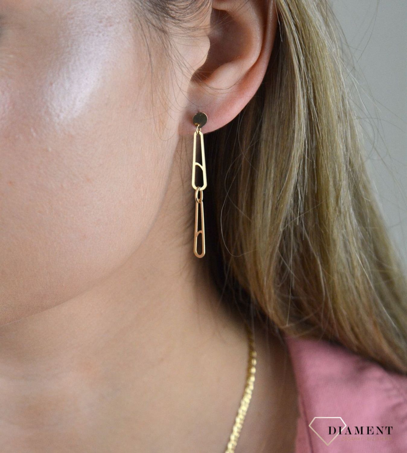 Złote kolczyki 375 wiszące podłużne oczka DIA-KLC-7837-585.  Piękne i kobiece kolczyki idealnie ozdobią każdą stylizację. Doskonałe na prezent. Kolczyki mają wagę około 1,44 gram. Wygodne i bezpieczne zapięcie sztyft.jpg