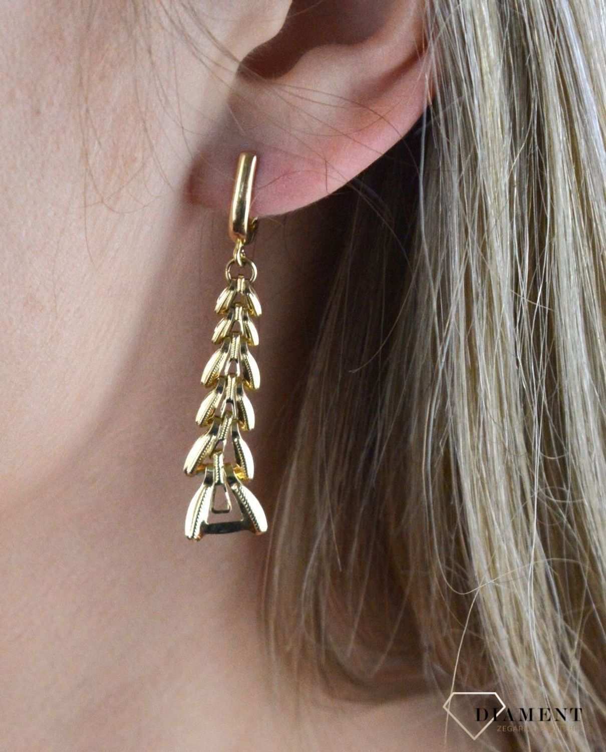 Złote kolczyki 585 wiszące z grawerowaniem DIA-KLC-7838-585. Kolczyki z wygodnym zapięciem angielskim- bardzo wygodne i klasyczne zapięcie. Kolczyki można połączyć z pozostała biżuterią i stworzyć modne sety.  Długość kolczykó.jpg