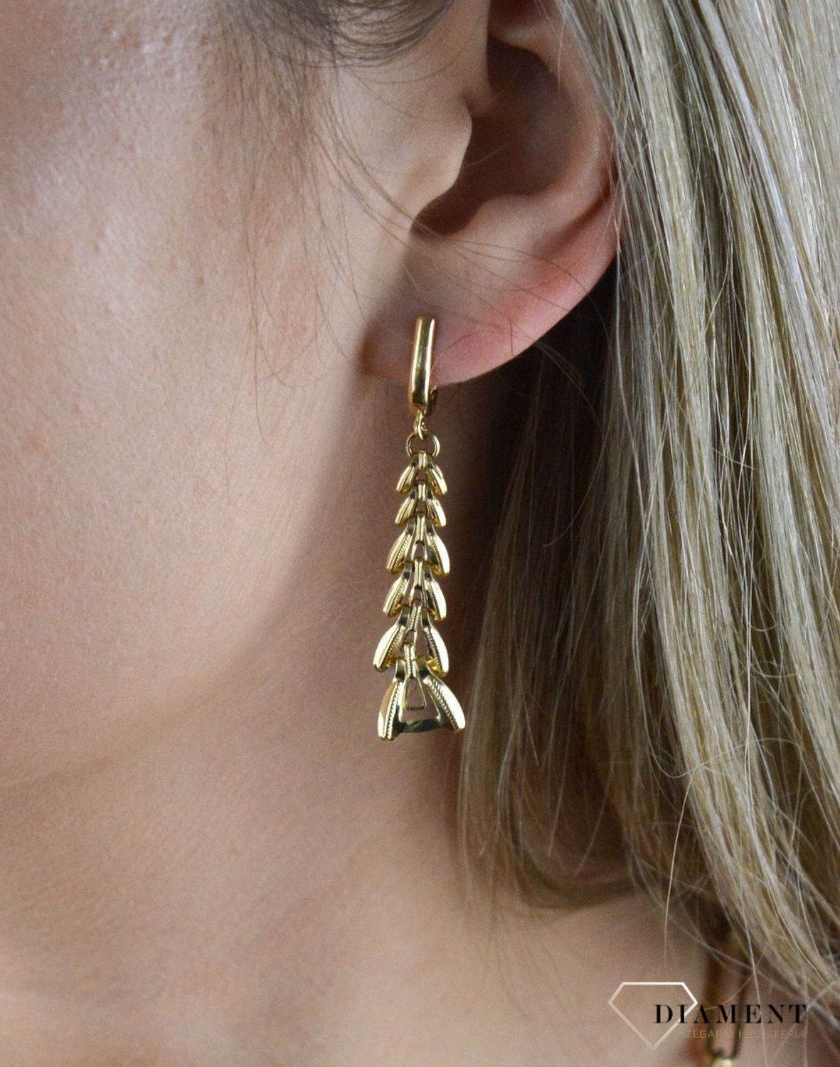 Złote kolczyki 585 wiszące z grawerowaniem DIA-KLC-7838-585. Kolczyki z wygodnym zapięciem angielskim- bardzo wygodne i klasyczne zapięcie. Kolczyki można połączyć z pozostała biżuterią i stworzyć modne sety.  Długość kolczykó.jpg