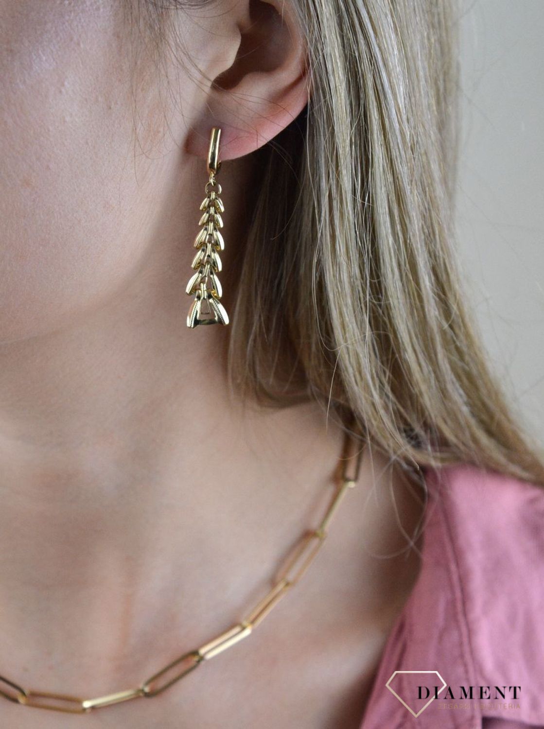 Złote kolczyki 585 wiszące z grawerowaniem DIA-KLC-7838-585. Kolczyki z wygodnym zapięciem angielskim- bardzo wygodne i klasyczne zapięcie. Kolczyki można połączyć z pozostała biżuterią i stworzyć modne sety.  Długość kolczykó.jpg