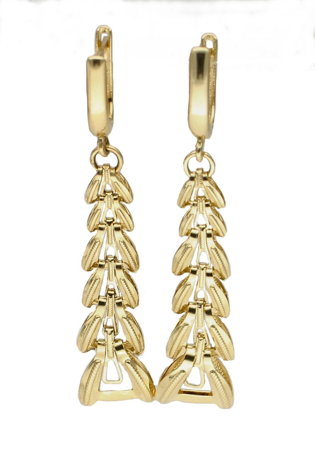 Złote kolczyki 585 wiszące z grawerowaniem DIA-KLC-7838-585. Kolczyki z wygodnym zapięciem angielskim- bardzo wygodne i klasyczne zapięcie. Kolczyki można połączyć z pozostała biżuterią i stworzyć modne sety.  Długość kolczykó.jpg