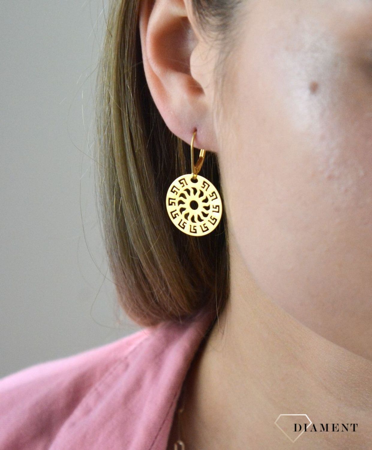 Złote kolczyki 585 wiszące okrągłe z greckim wzorem DIA-KLC-7839-585. Kolczyki z wygodnym zapięciem bigiel angielski- bardzo wygodne i klasyczne zapięcie. Kolczyki można połączyć z pozostała biżuterią i stworzyć modne sety. Sz.jpg