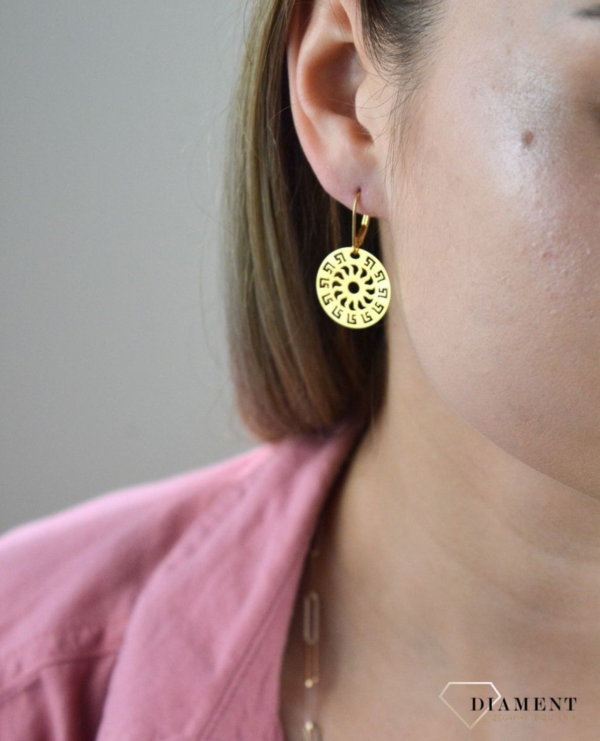 Złote kolczyki 585 wiszące okrągłe z greckim wzorem DIA-KLC-7839-585. Kolczyki z wygodnym zapięciem bigiel angielski- bardzo wygodne i klasyczne zapięcie. Kolczyki można połączyć z pozostała biżuterią i stworzyć modne sety. Sz.jpg