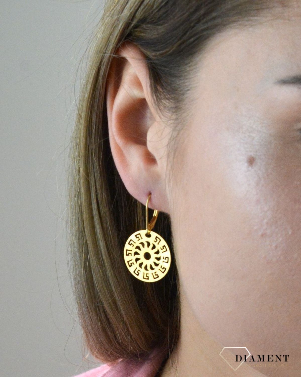 Złote kolczyki 585 wiszące okrągłe z greckim wzorem DIA-KLC-7839-585. Kolczyki z wygodnym zapięciem bigiel angielski- bardzo wygodne i klasyczne zapięcie. Kolczyki można połączyć z pozostała biżuterią i stworzyć modne sety. Sz.jpg