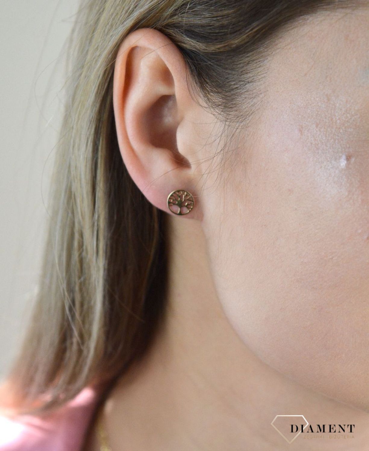 Złote kolczyki 585 okrągłe ażurowy wzór DIA-KLC-7840-585. Ze względu na swój kształt oraz nowoczesny ażurowy wzór, będą pasowały do małych miłośniczek jubilerskich wyrobów i do tych starszych. Sprawdzą się jako prezent dla uk.jpg