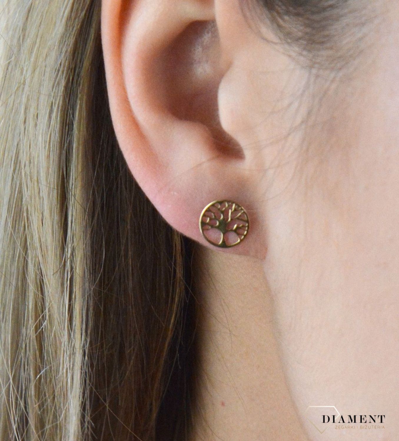 Złote kolczyki 585 okrągłe ażurowy wzór DIA-KLC-7840-585. Ze względu na swój kształt oraz nowoczesny ażurowy wzór, będą pasowały do małych miłośniczek jubilerskich wyrobów i do tych starszych. Sprawdzą się jako prezent dla uk.jpg