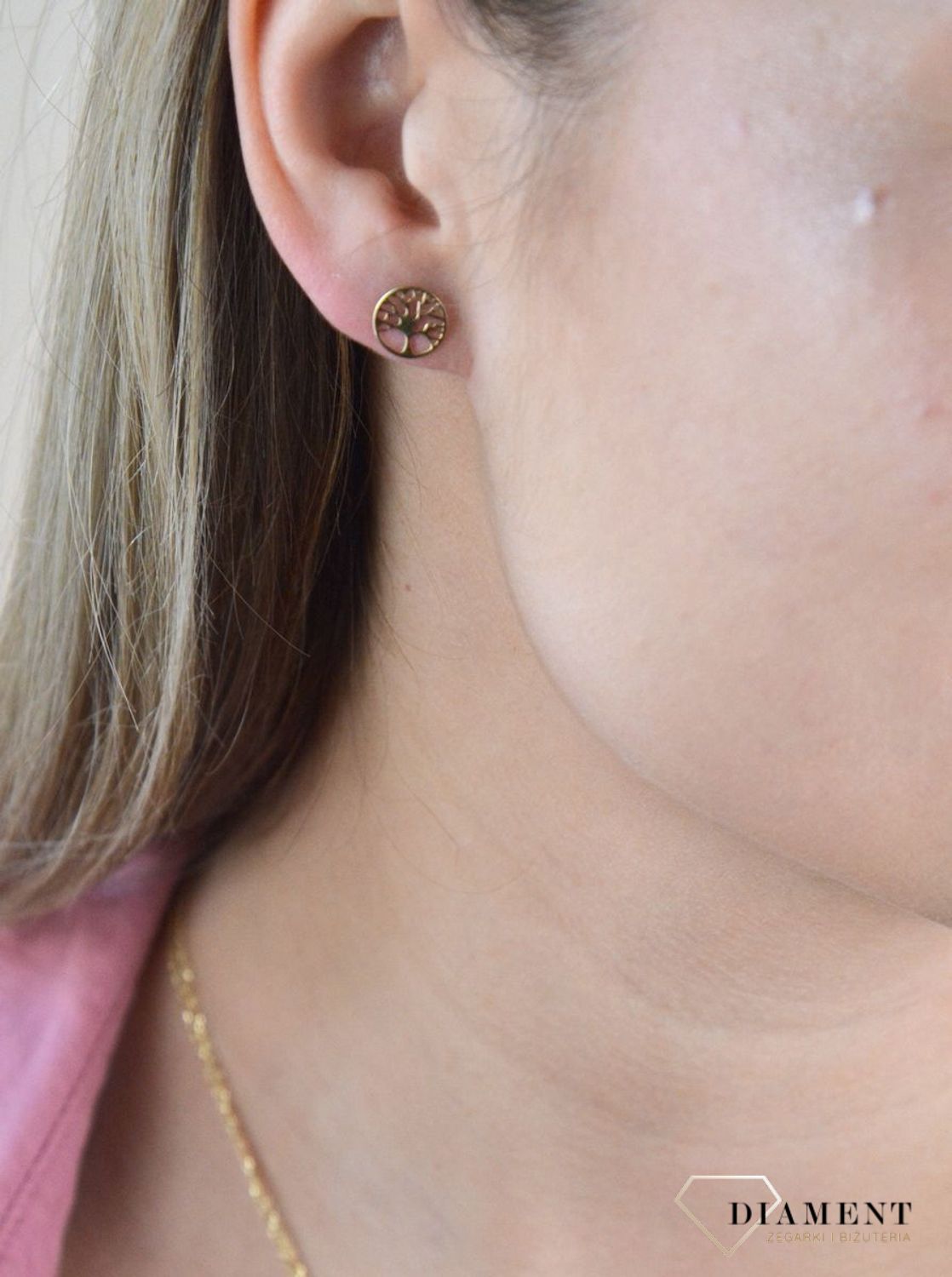 Złote kolczyki 585 okrągłe ażurowy wzór DIA-KLC-7840-585. Ze względu na swój kształt oraz nowoczesny ażurowy wzór, będą pasowały do małych miłośniczek jubilerskich wyrobów i do tych starszych. Sprawdzą się jako prezent dla uk.jpg