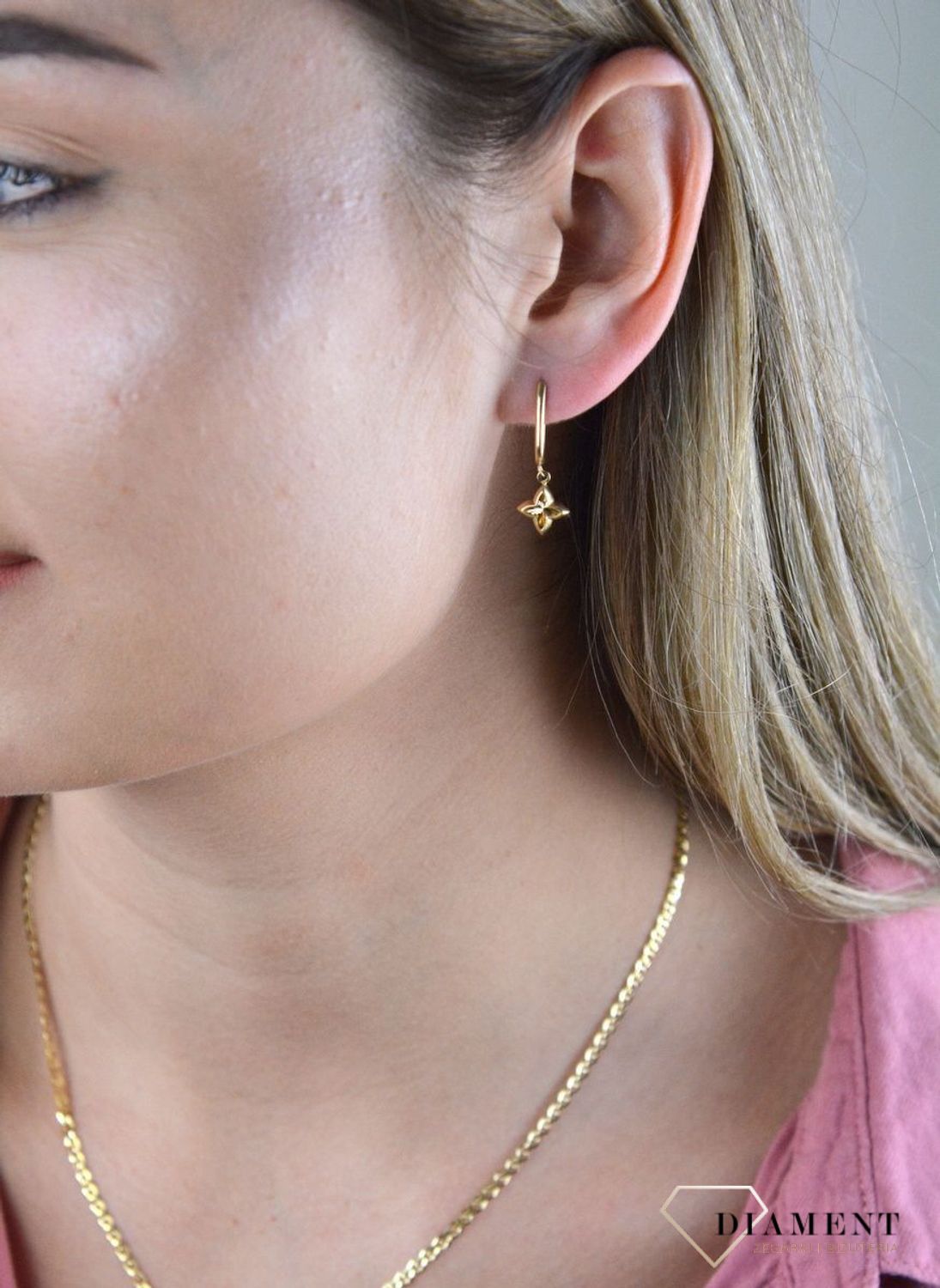 Złote kolczyki 585 wiszące z kwiatkiem DIA-KLC-7841-585. Doskonałe na prezent. Kolczyki mają wagę około 1,96 gram. Wygodne i bezpieczne zapięcie.jpg