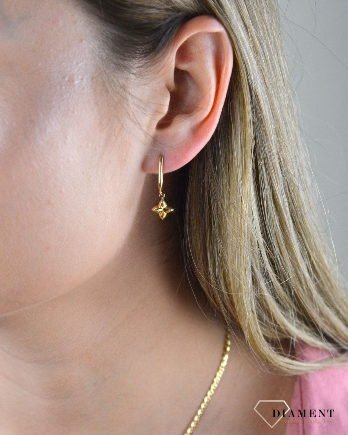 Złote kolczyki 585 wiszące z kwiatkiem DIA-KLC-7841-585. Doskonałe na prezent. Kolczyki mają wagę około 1,96 gram. Wygodne i bezpieczne zapięcie.jpg