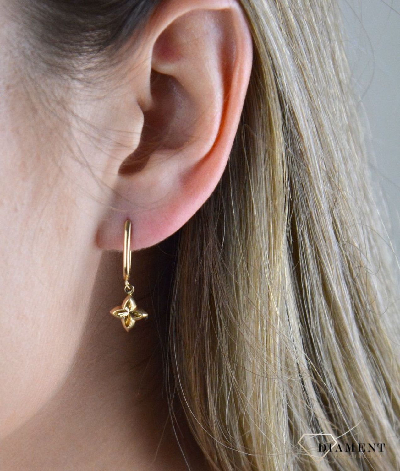 Złote kolczyki 585 wiszące z kwiatkiem DIA-KLC-7841-585. Doskonałe na prezent. Kolczyki mają wagę około 1,96 gram. Wygodne i bezpieczne zapięcie.jpg