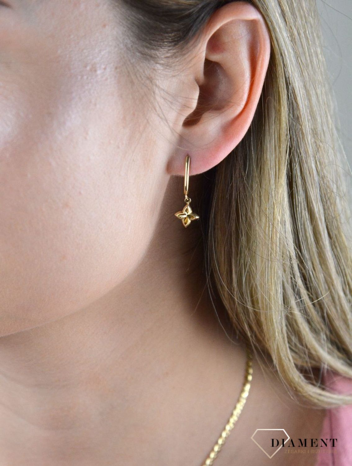 Złote kolczyki 585 wiszące z kwiatkiem DIA-KLC-7841-585. Doskonałe na prezent. Kolczyki mają wagę około 1,96 gram. Wygodne i bezpieczne zapięcie.jpg