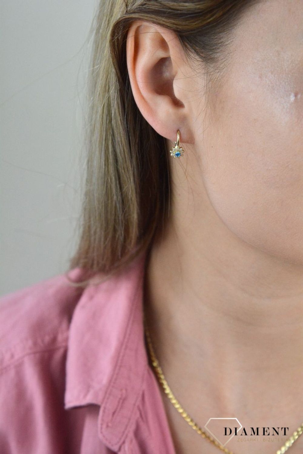 Złote kolczyki 375 kwiatki z niebieską cyrkonią DIA-KLC-7843-585. Kolczyki z wygodnym zapięciem bigiel angielski- bardzo wygodne i klasyczne zapięcie. Kolczyki można połączyć z pozostała biżuterią i stworzyć modne sety..jpg