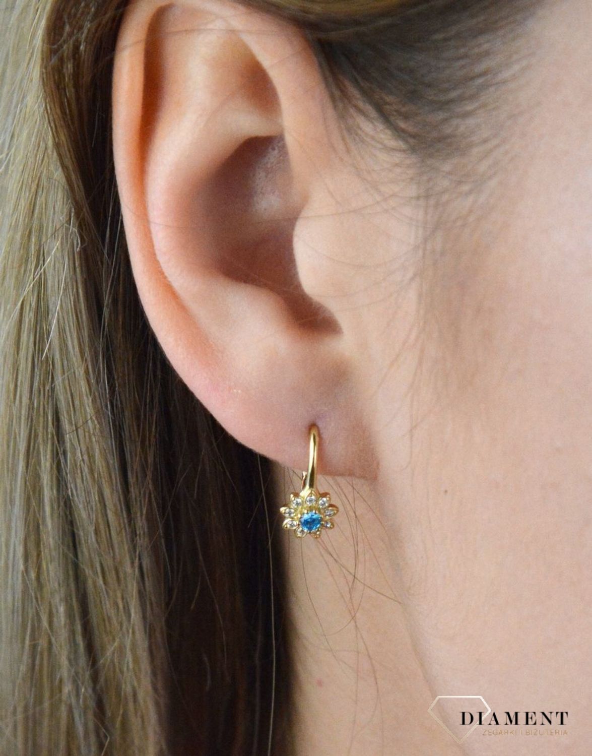 Złote kolczyki 375 kwiatki z niebieską cyrkonią DIA-KLC-7843-585. Kolczyki z wygodnym zapięciem bigiel angielski- bardzo wygodne i klasyczne zapięcie. Kolczyki można połączyć z pozostała biżuterią i stworzyć modne sety..jpg